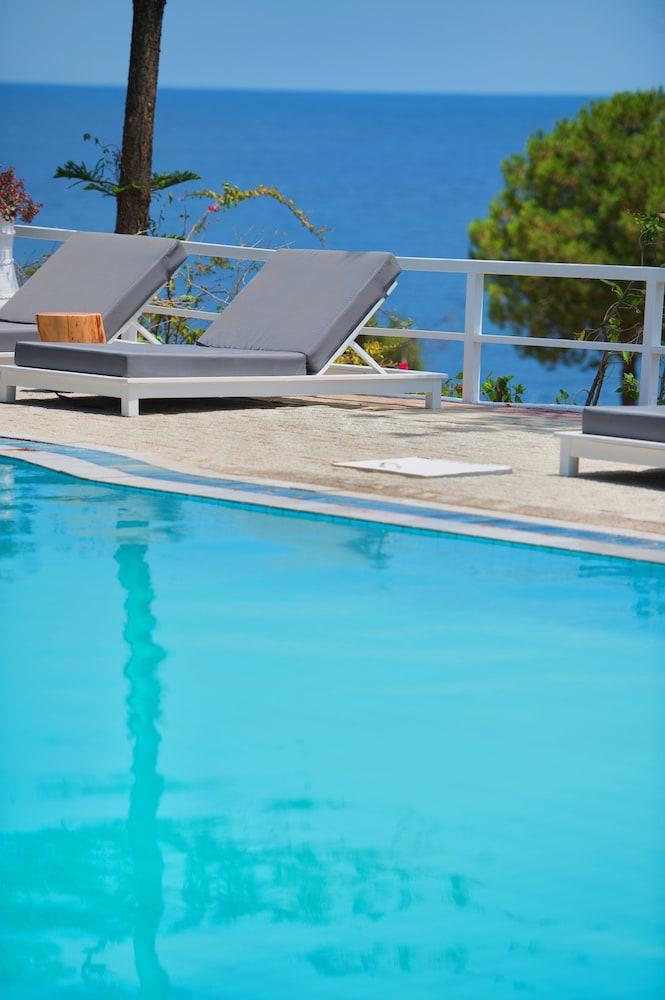 Akra Morea Hotel & Residences モネンバシア エクステリア 写真